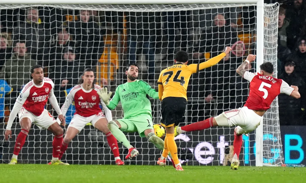 Arsenal hòa đội bét bảng Ngoại hạng Anh