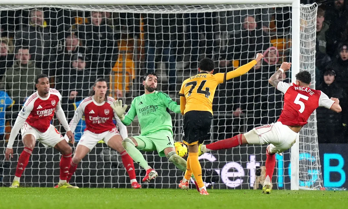 Arsenal hòa đội bét bảng Ngoại hạng Anh